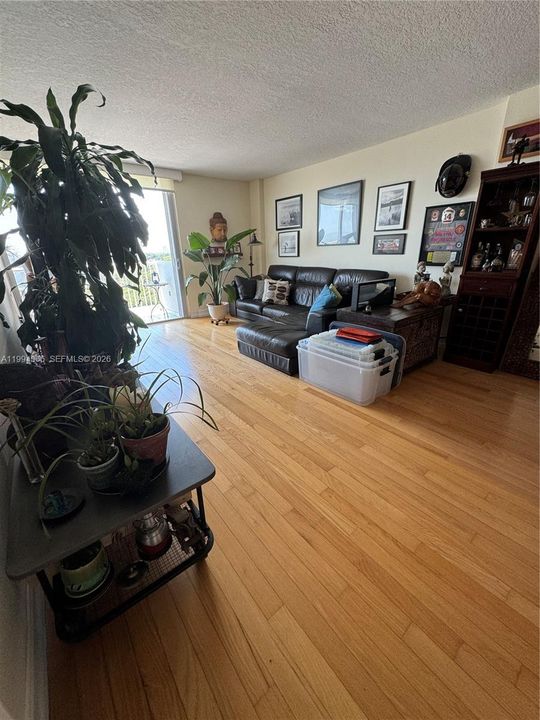 Active With Contract: $530,000 (1 beds, 1 baths, 804 Square Feet)