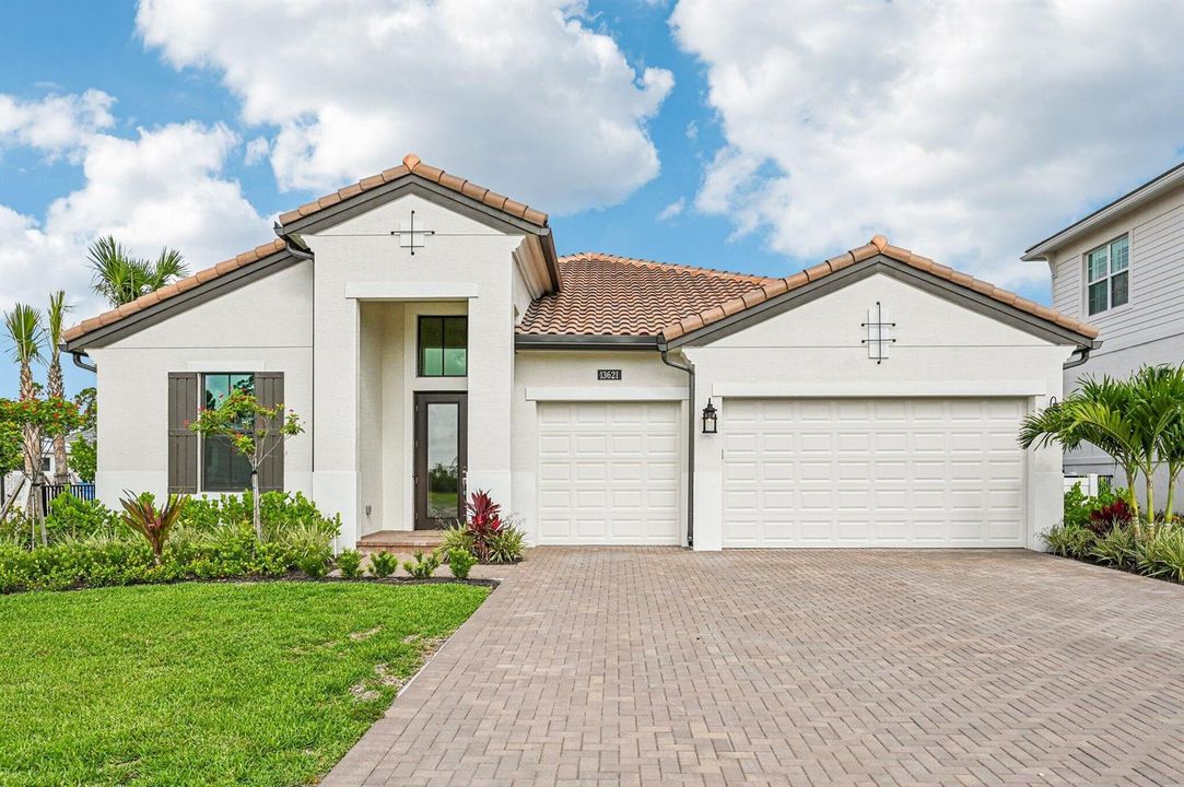 3-web-or-mls-Le Christine Dr-0706-003