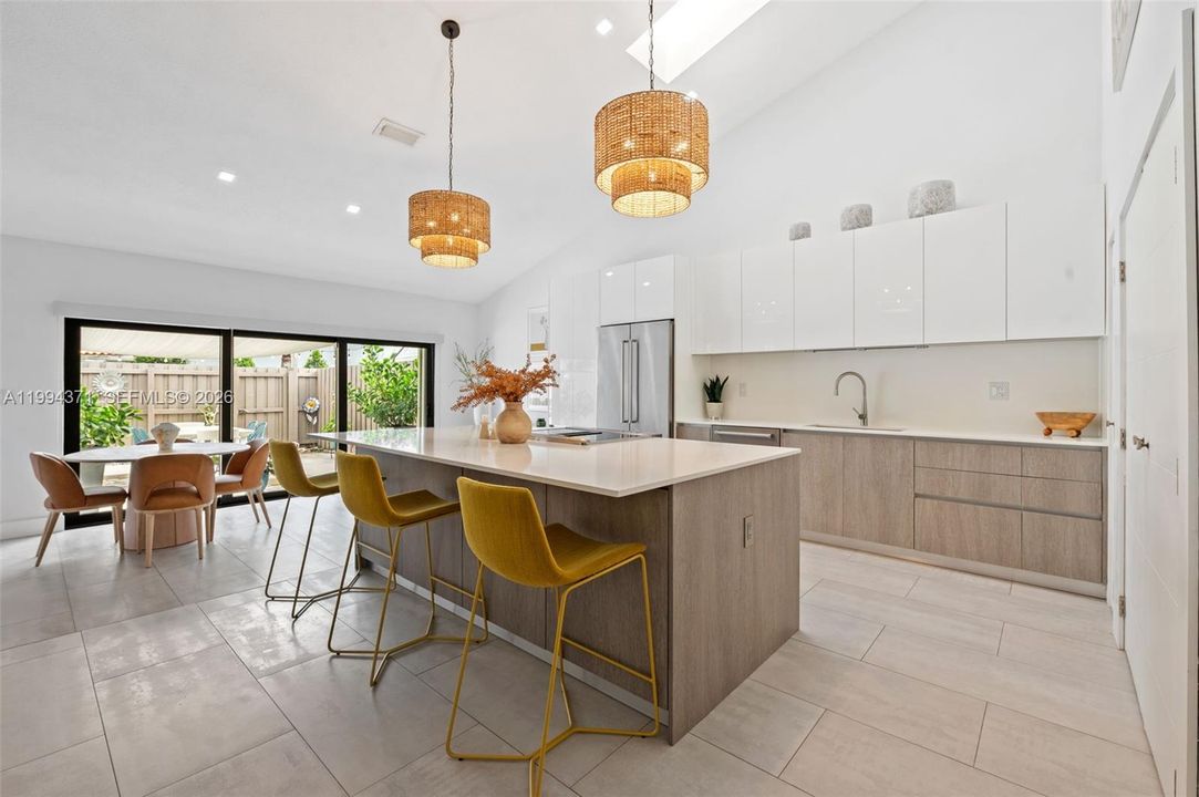 Kitchen with eat-in island