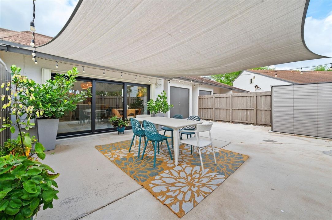 Enormous, fenced back patio for entertaining