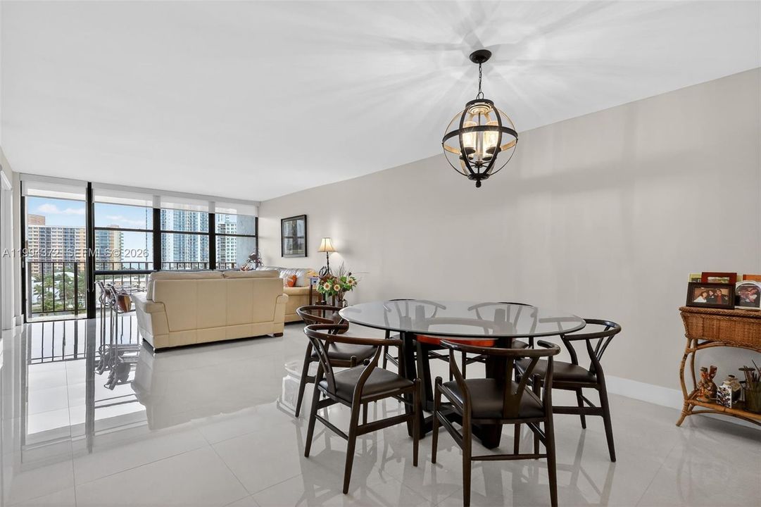 En Venta: $315,000 (2 camas, 2 baños, 1130 Pies cuadrados)