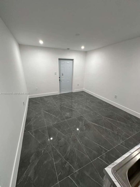 В аренду: $1,400 (1 спален, 1 ванн, 2143 Квадратных фут)