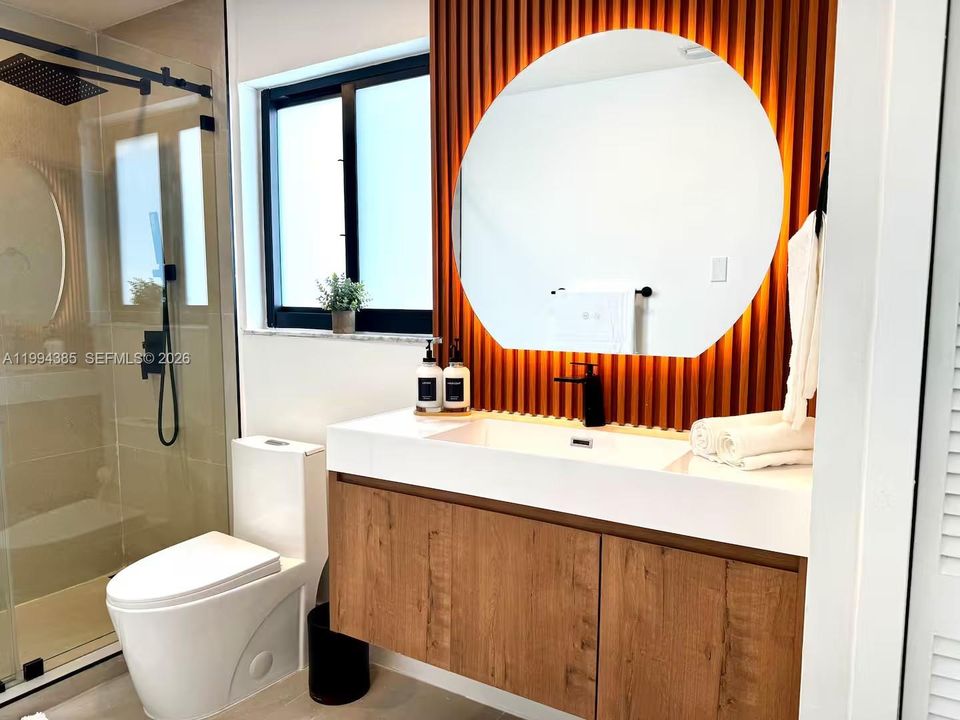 Activo con contrato: $850,000 (4 camas, 2 baños, 2208 Pies cuadrados)