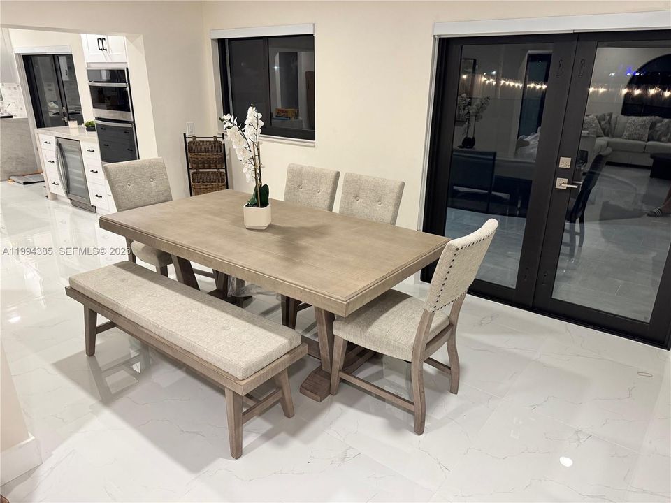 Activo con contrato: $850,000 (4 camas, 2 baños, 2208 Pies cuadrados)