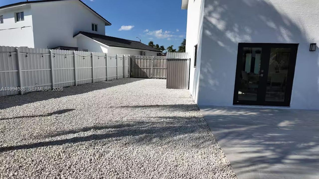Activo con contrato: $850,000 (4 camas, 2 baños, 2208 Pies cuadrados)
