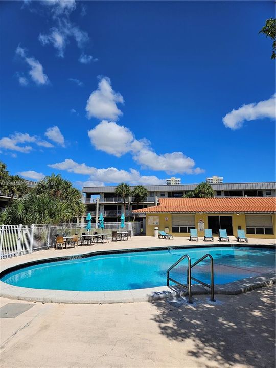 Active With Contract: $1,500 (1 beds, 1 baths, 765 Square Feet)