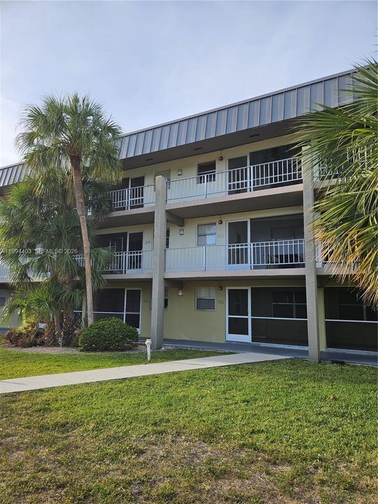 Active With Contract: $1,500 (1 beds, 1 baths, 765 Square Feet)