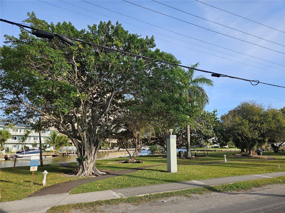 Active With Contract: $1,500 (1 beds, 1 baths, 765 Square Feet)