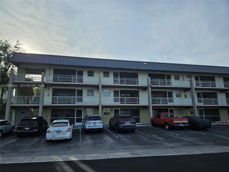 Active With Contract: $1,500 (1 beds, 1 baths, 765 Square Feet)