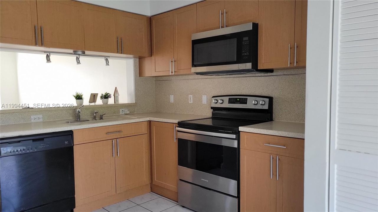 For Sale: $410,000 (2 beds, 2 baths, 1110 Square Feet)