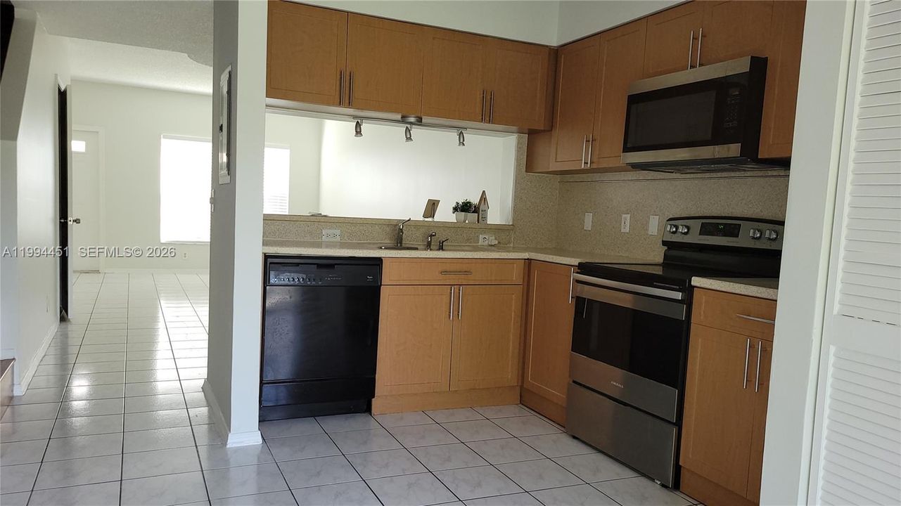 For Sale: $410,000 (2 beds, 2 baths, 1110 Square Feet)