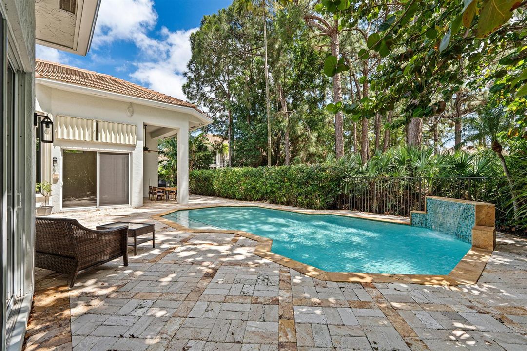 POOL_LOOKING_OUT_DT