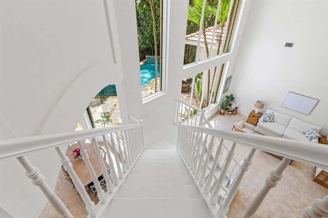 STAIRCASE_LOOKING_DOWN_DT