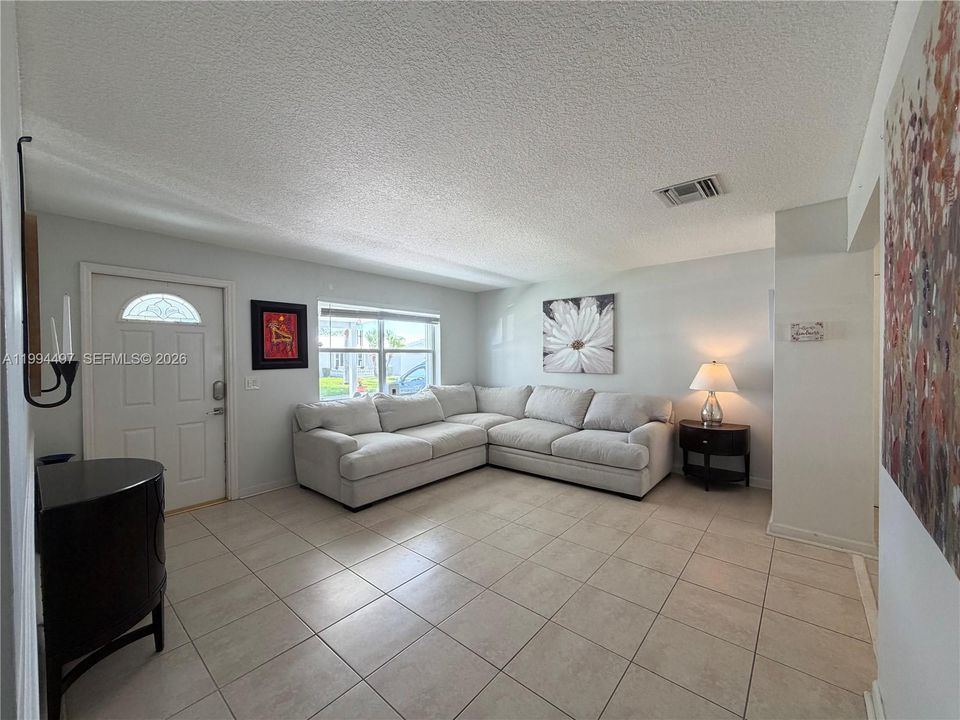 For Sale: $334,999 (2 beds, 2 baths, 1224 Square Feet)