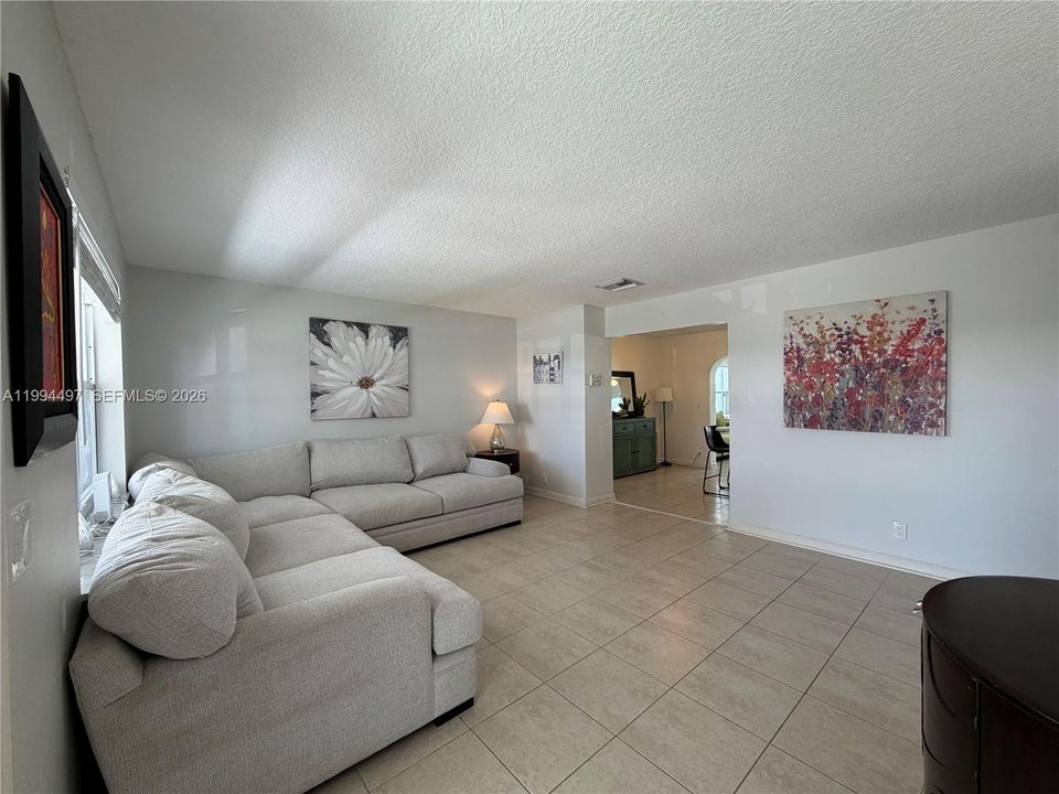 For Sale: $334,999 (2 beds, 2 baths, 1224 Square Feet)