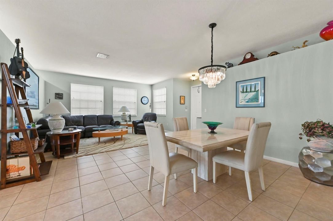 09 Dining Room 02