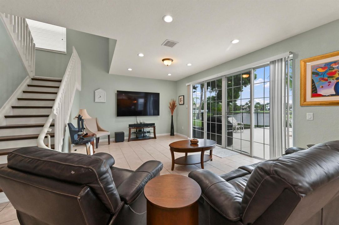 12 Family Room 02