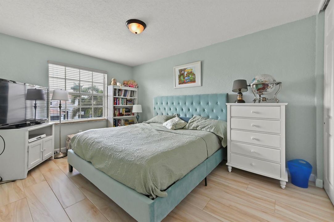 27 Bedroom 01