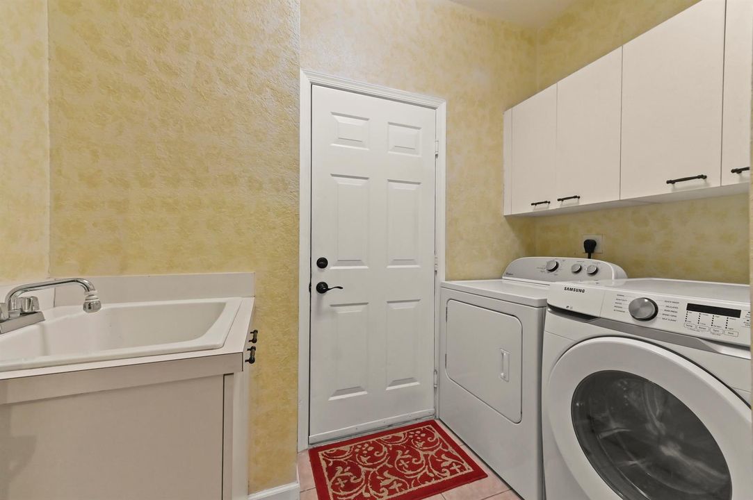 21 Laundry Room 01