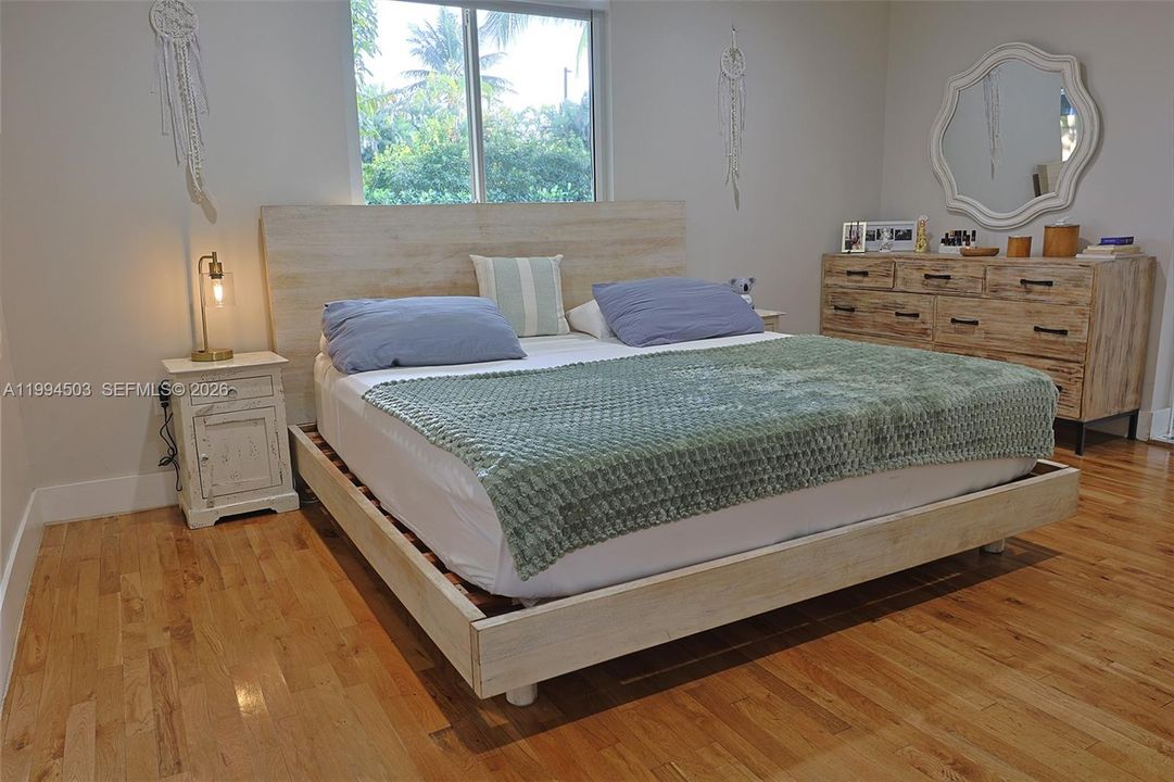 For Sale: $1,500,000 (3 beds, 2 baths, 1833 Square Feet)