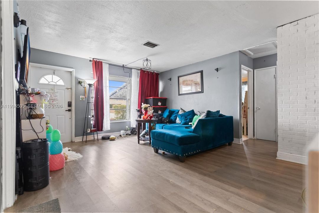 Activo con contrato: $379,000 (3 camas, 2 baños, 1287 Pies cuadrados)