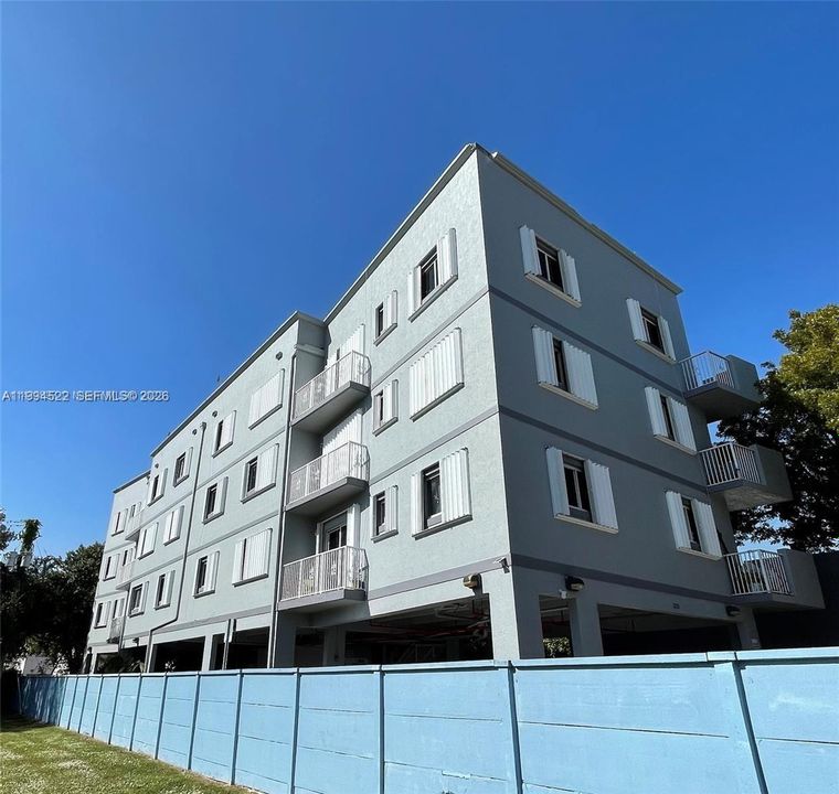 For Rent: $2,300 (2 beds, 2 baths, 800 Square Feet)