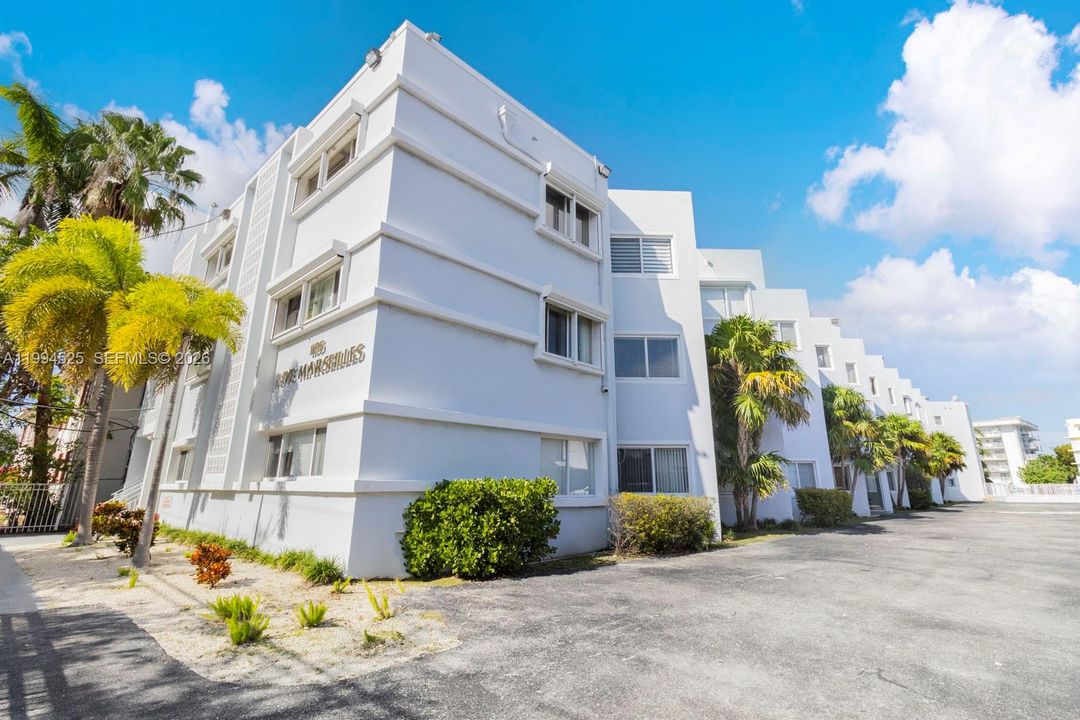 Active With Contract: $2,500 (2 beds, 2 baths, 1064 Square Feet)