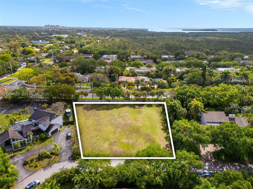 En Venta: $1,399,000 (0.71 acres)