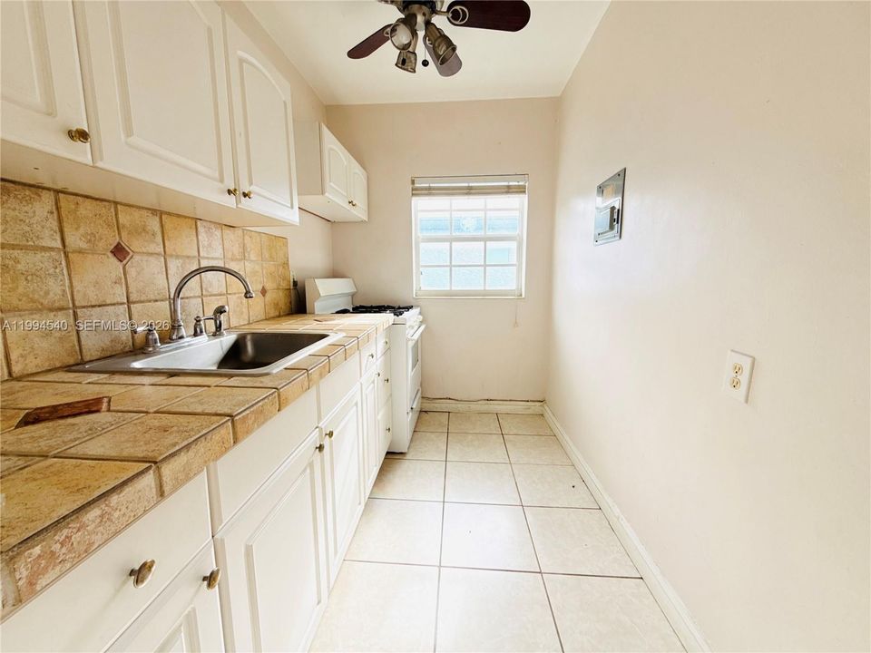 For Sale: $210,000 (1 beds, 1 baths, 460 Square Feet)