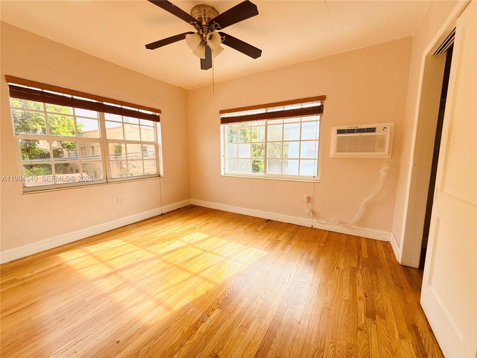 For Sale: $210,000 (1 beds, 1 baths, 460 Square Feet)