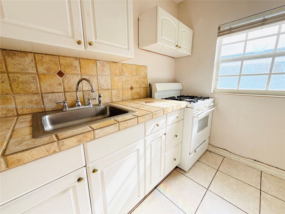 For Sale: $210,000 (1 beds, 1 baths, 460 Square Feet)