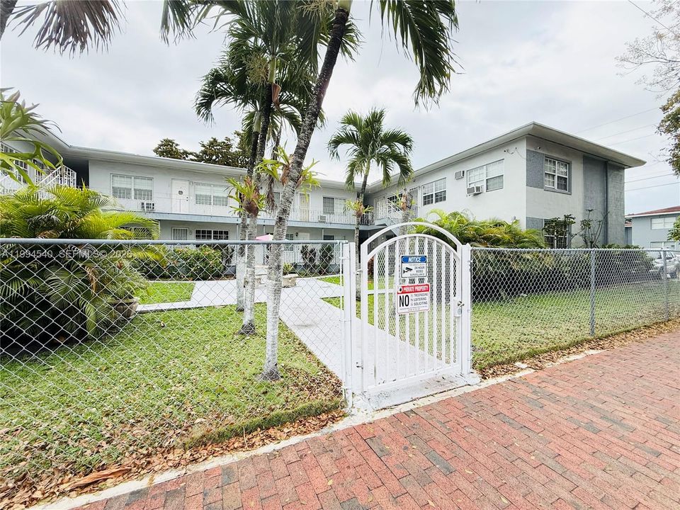 For Sale: $210,000 (1 beds, 1 baths, 460 Square Feet)