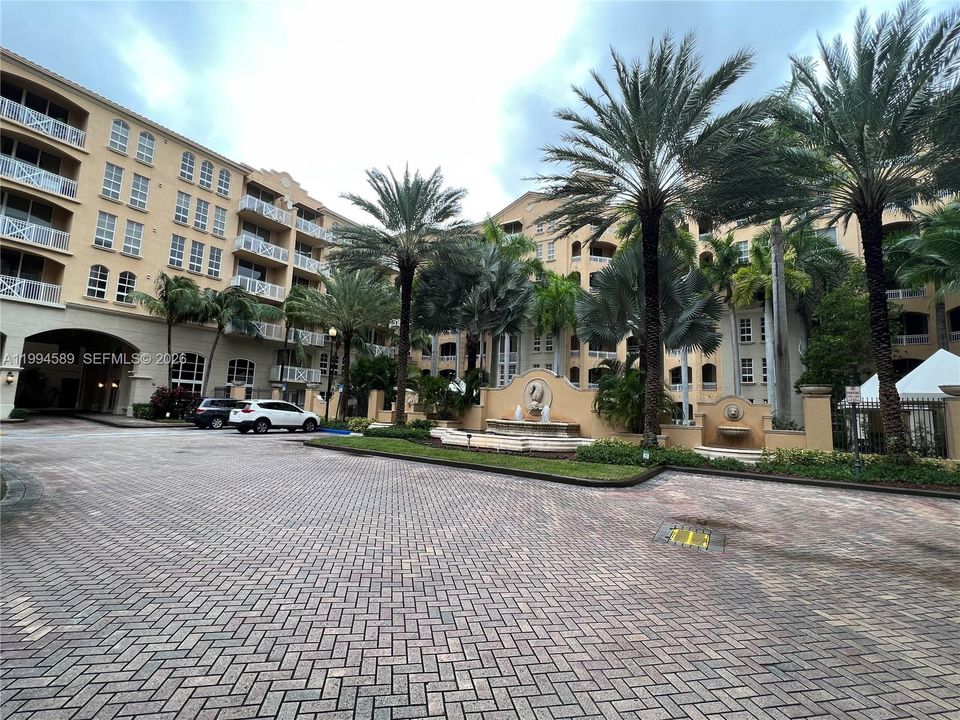 For Sale: $290,000 (1 beds, 1 baths, 836 Square Feet)