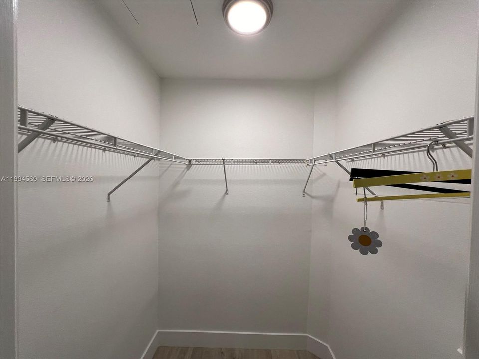 For Sale: $290,000 (1 beds, 1 baths, 836 Square Feet)