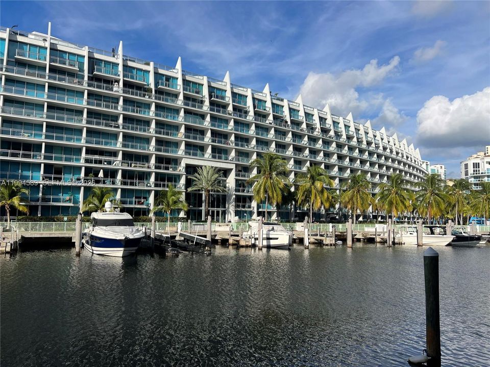 For Sale: $290,000 (1 beds, 1 baths, 836 Square Feet)