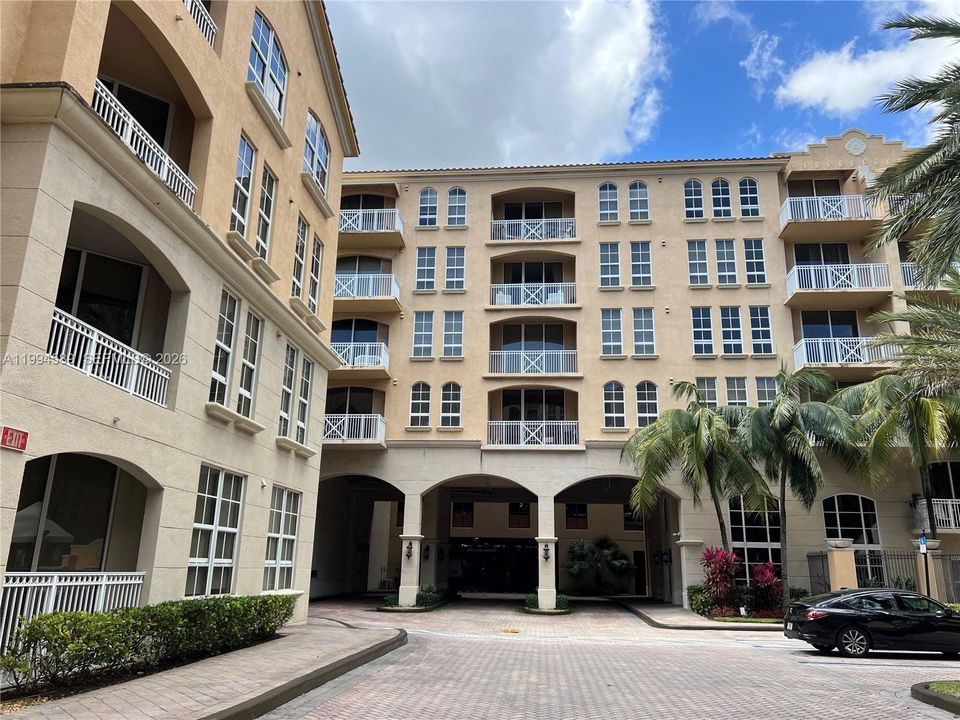For Sale: $290,000 (1 beds, 1 baths, 836 Square Feet)