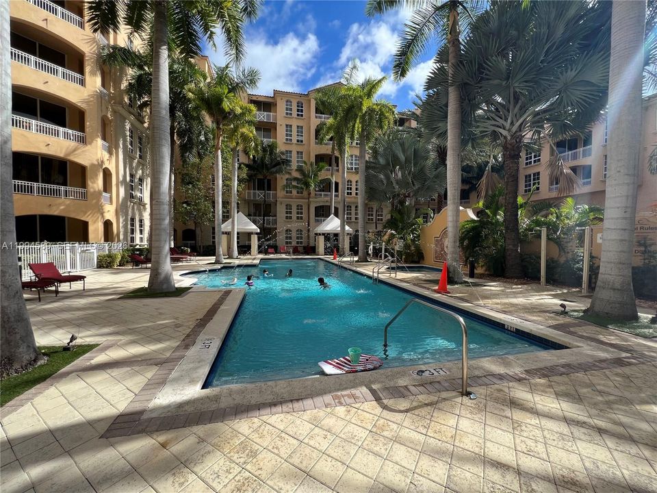 For Sale: $290,000 (1 beds, 1 baths, 836 Square Feet)