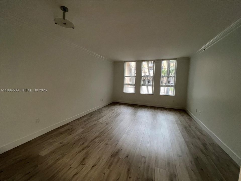 For Sale: $290,000 (1 beds, 1 baths, 836 Square Feet)