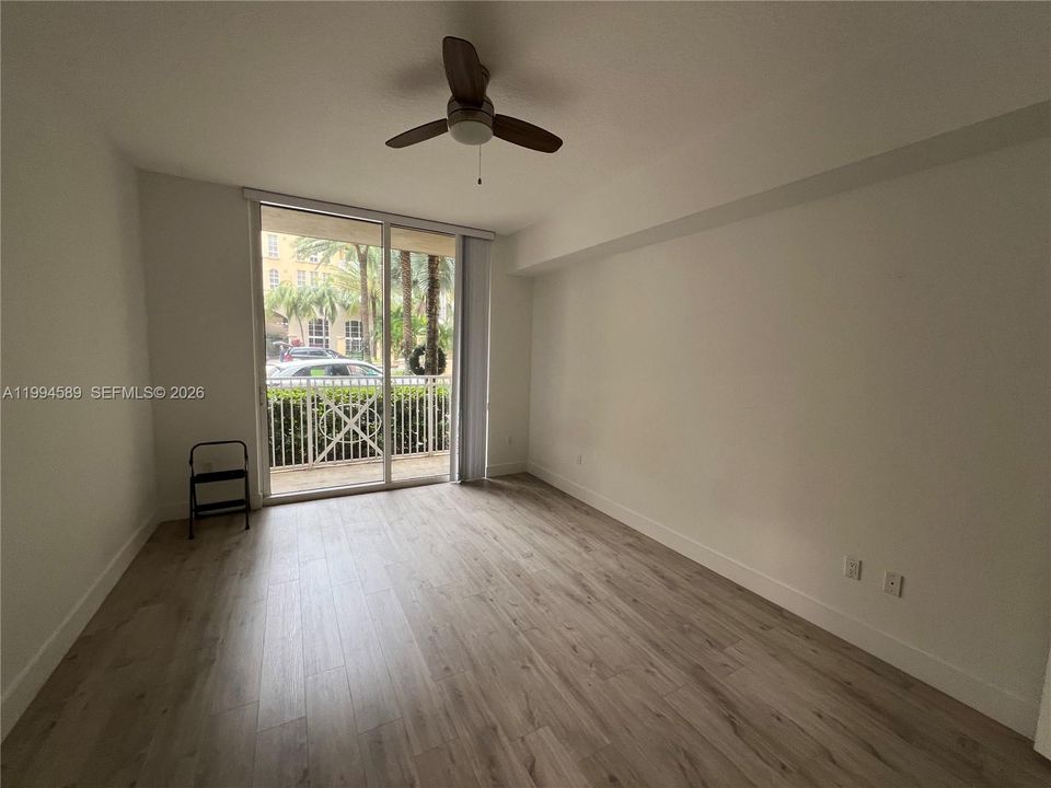 For Sale: $290,000 (1 beds, 1 baths, 836 Square Feet)