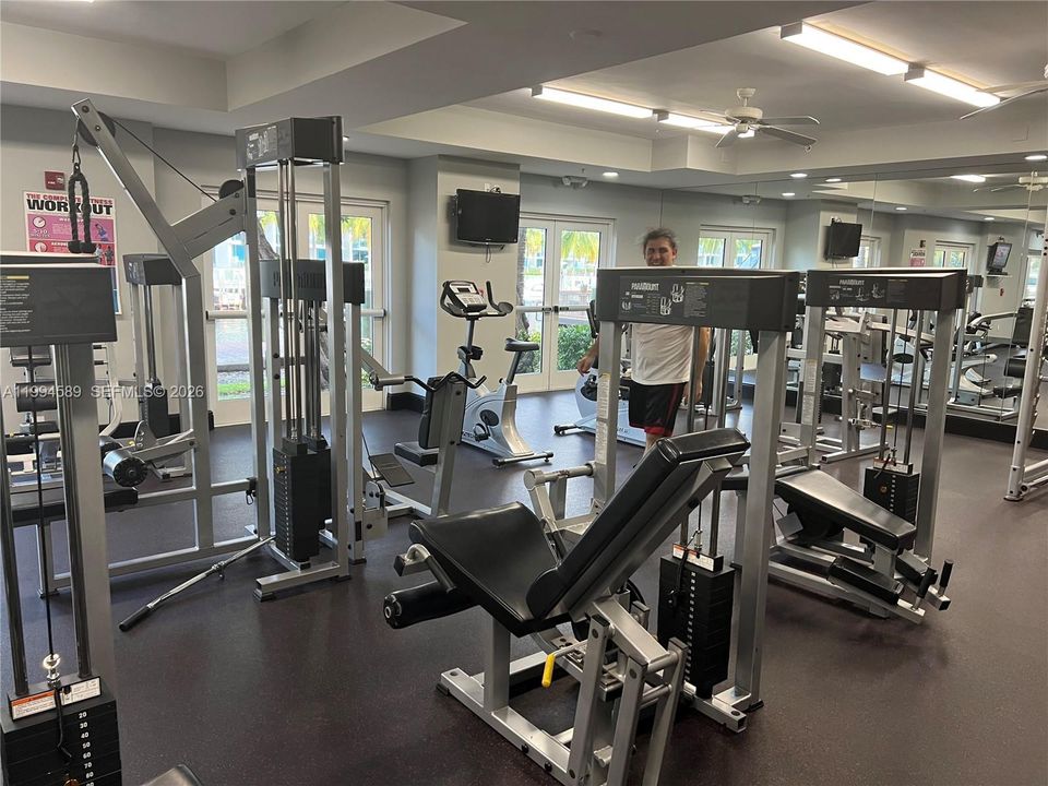 For Sale: $290,000 (1 beds, 1 baths, 836 Square Feet)
