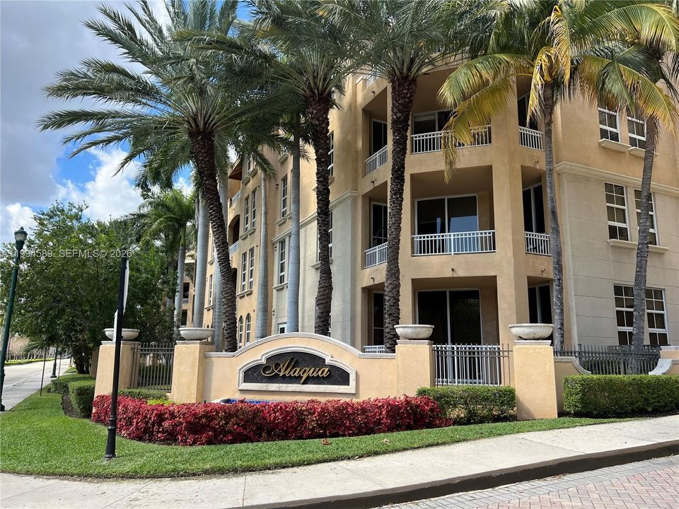 For Sale: $290,000 (1 beds, 1 baths, 836 Square Feet)