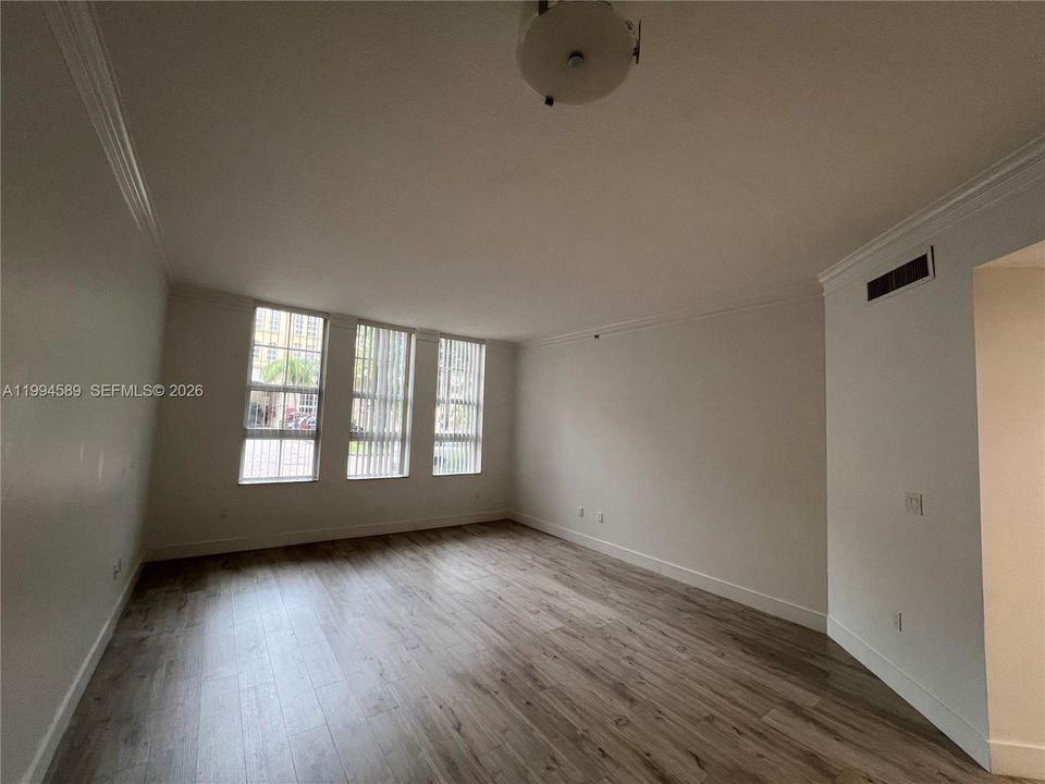 For Sale: $290,000 (1 beds, 1 baths, 836 Square Feet)