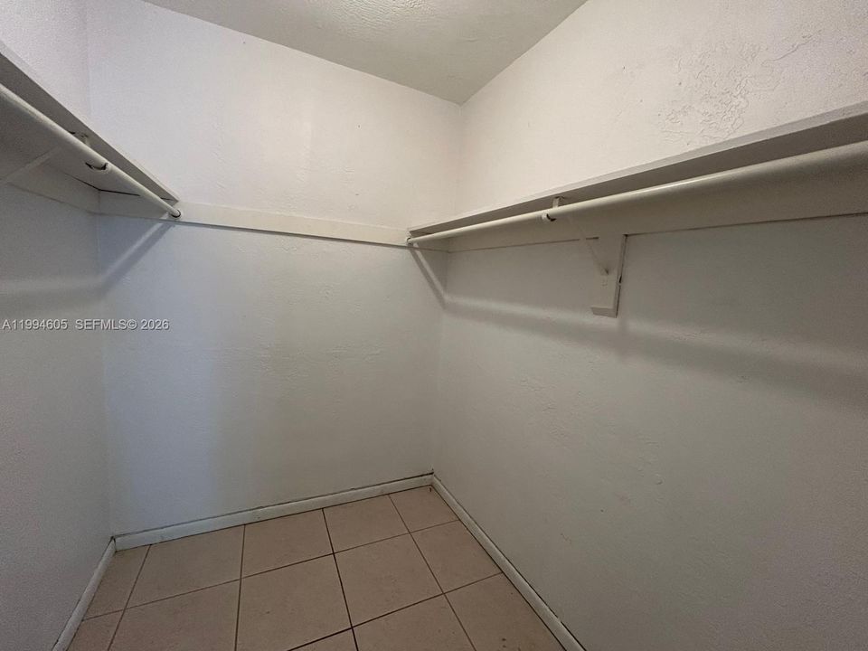 Active With Contract: $1,800 (1 beds, 1 baths, 665 Square Feet)