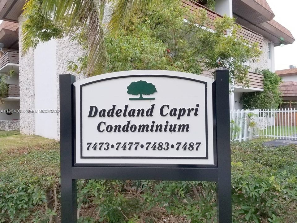 Active With Contract: $1,800 (1 beds, 1 baths, 665 Square Feet)