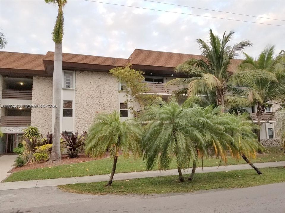 Active With Contract: $1,800 (1 beds, 1 baths, 665 Square Feet)