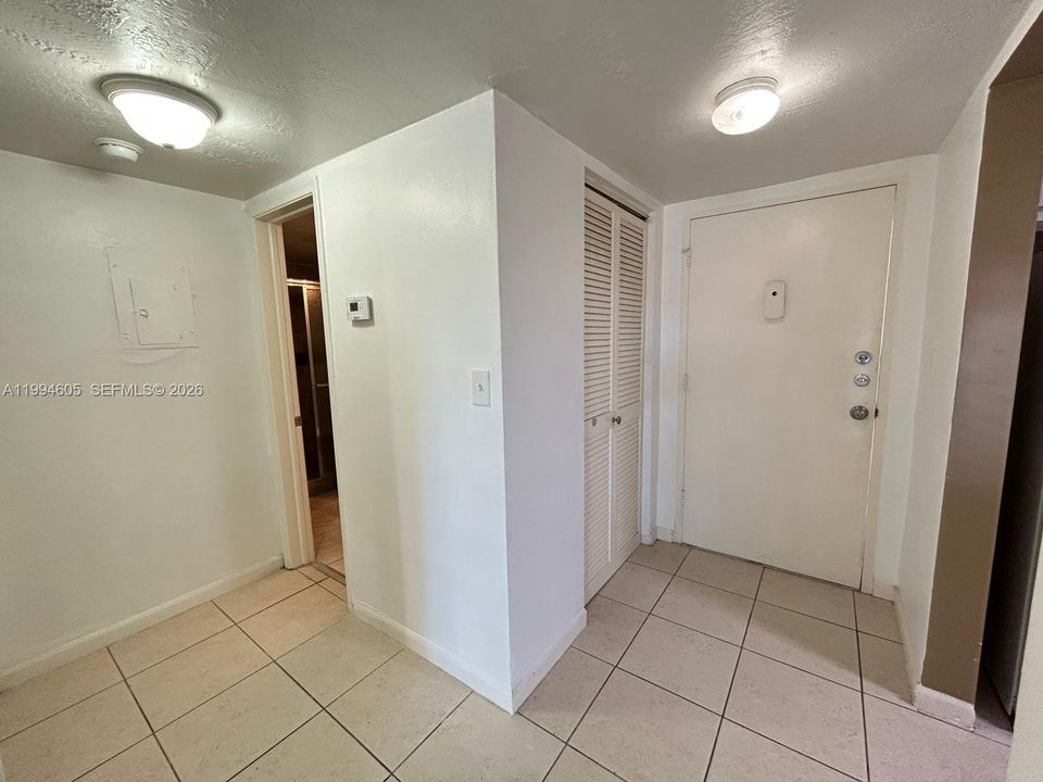 Active With Contract: $1,800 (1 beds, 1 baths, 665 Square Feet)