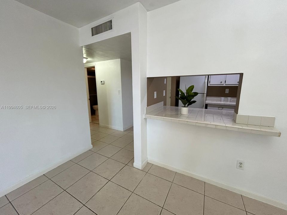 Active With Contract: $1,800 (1 beds, 1 baths, 665 Square Feet)