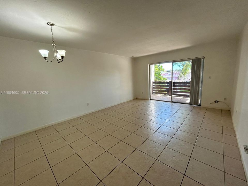 Active With Contract: $1,800 (1 beds, 1 baths, 665 Square Feet)