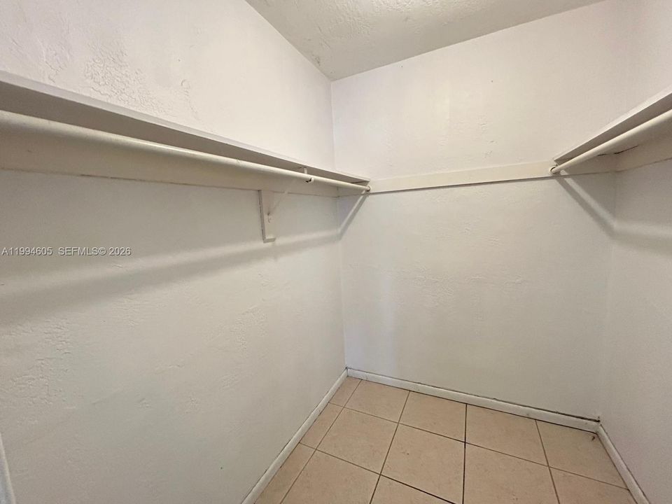 Active With Contract: $1,800 (1 beds, 1 baths, 665 Square Feet)
