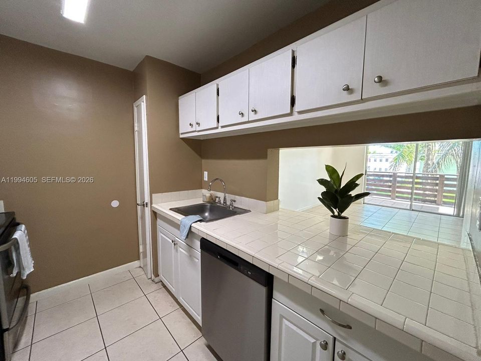 Active With Contract: $1,800 (1 beds, 1 baths, 665 Square Feet)